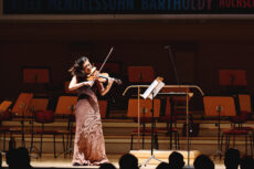 Claire Wells (Hochschule für Musik und Tanz Köln), Erster Preis und Sonderpreis Interpretation Auftragswerk im Fach Violine 2021, beim Preisträger*innenkonzert im Konzerthaus Berlin © Urban Ruths